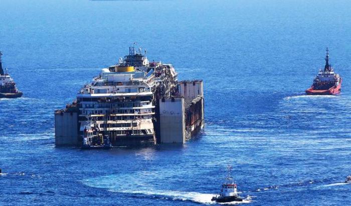 Costa Concordia недалеко от острова Джильо, Италия 23 июля 2014.