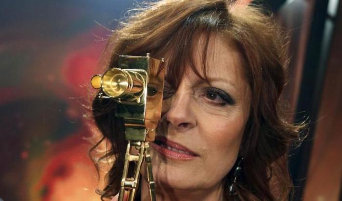 Актриса Сьюзан Сарандон со своей наградой на церемонии награждения «Golden Camera» в Гамбурге, Германия.