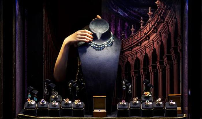 Украшения за витриной на Hong Kong International Jewellery Show 4 марта 2015.