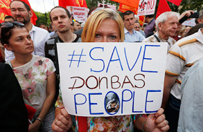 Участники акции протеста против кризиса в Восточной Украине в Москве.