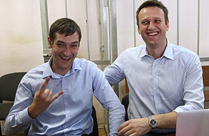 Оппозиционер Алексей Навальный и его брат Олег (справа налево).