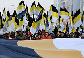 Участники «Русского марша» в День народного единства во время шествия.