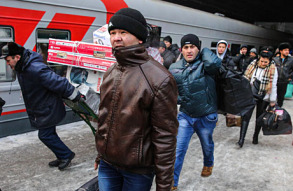 Пассажиры во время посадки на поезд Москва - Душанбе на платформе Казанского вокзала.