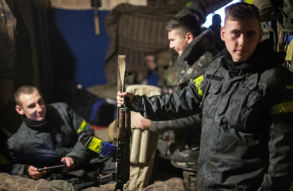 Военнослужащие Национальной гвардии Украины в землянке на блокпосту на въезде в город. 