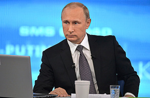 Президент РФ Владимир Путин во время ежегодной специальной программы «Прямая линия с Владимиром Путиным», Москва, 16 апреля 2015.