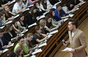Певец Дима Билан во время ежегодной международной образовательной акции «Тотальный диктант»  Московском педагогическом государственном университете.