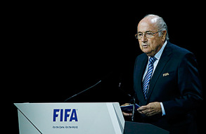 Конгресс FIFA начался с угрозы взрыва и акции палестинок
