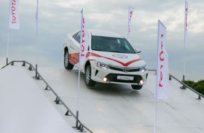Toyota Camry научили прыгать