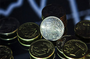 Рубль падает вслед за нефтью