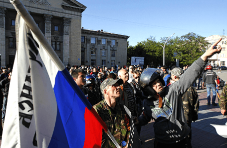 Участники демонстрации у здания СБУ в Луганске.