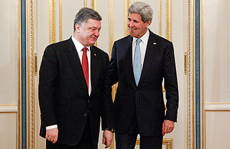 Президент Украины Петр Порошенко и госсекретарь США Джон Керри (слева направо).