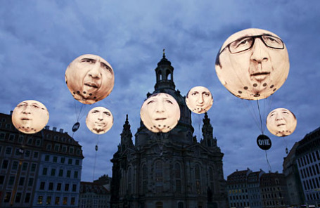 Воздушные шары с изображениями портретов лидеров стран-членов G7 в Дрездене.