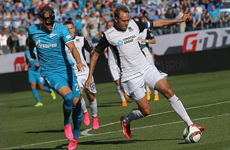 Игроки Зенита Артем Дзюба и Краснодара Андреас Гранквист в матче чемпионата России по футболу между командами Зенит