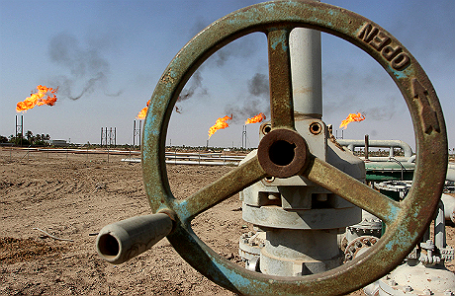 Распределительный кран для нефти и нефтепродуктов на нефтяном месторождении Бен Умар, к северу от Басры (Ирак).